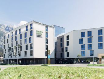 Hotel Harrys Home Telfs (2021/2022); Örtliche Bauaufsicht: F&W Baumanagement; Planung: Scharmer – Wurnig ZT GesmbH; Bilder: Daniel Zangerl