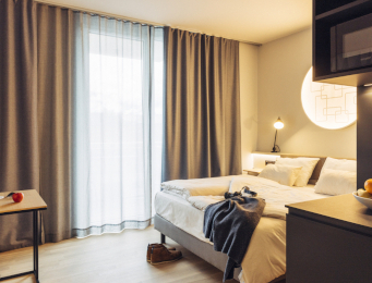 Hotel Harrys Home Telfs (2021/2022); Örtliche Bauaufsicht: F&W Baumanagement; Planung: Scharmer – Wurnig ZT GesmbH; Bilder: Daniel Zangerl